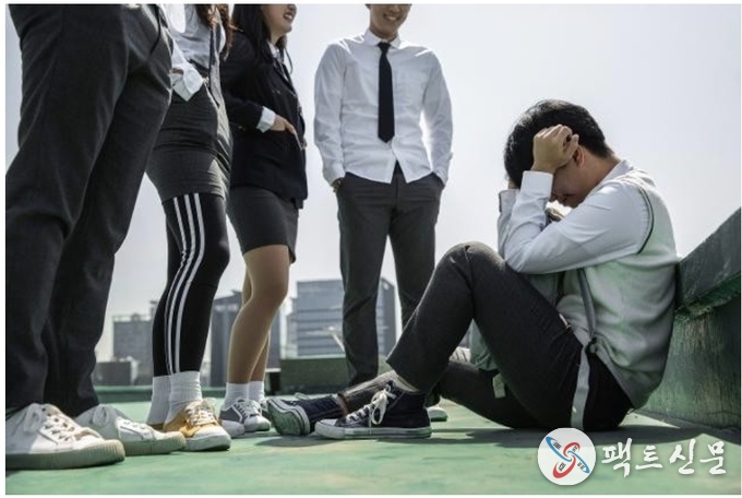 힘들어하는 사람 한번 더밟아놔야 속이 후련하냐?