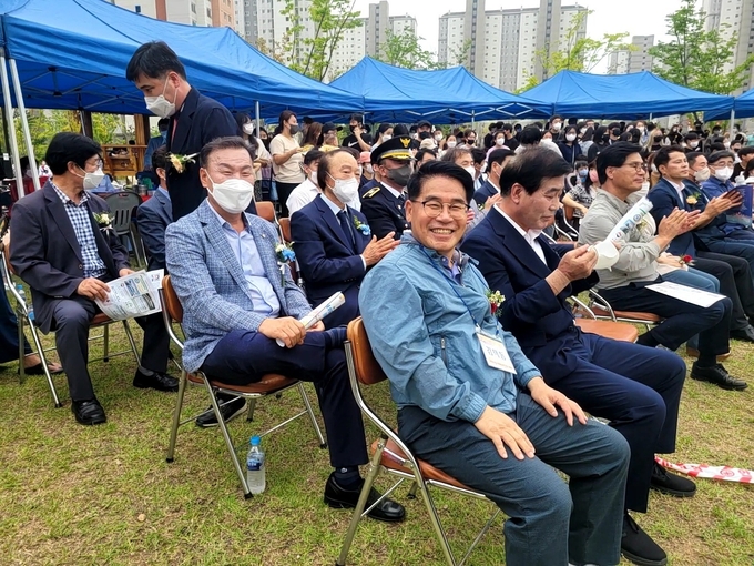 좌: 강동새마을금고 장종길이사장 우: 산동농협 김택동조합장