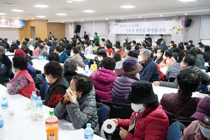식사하러 오신 지역 어르신들