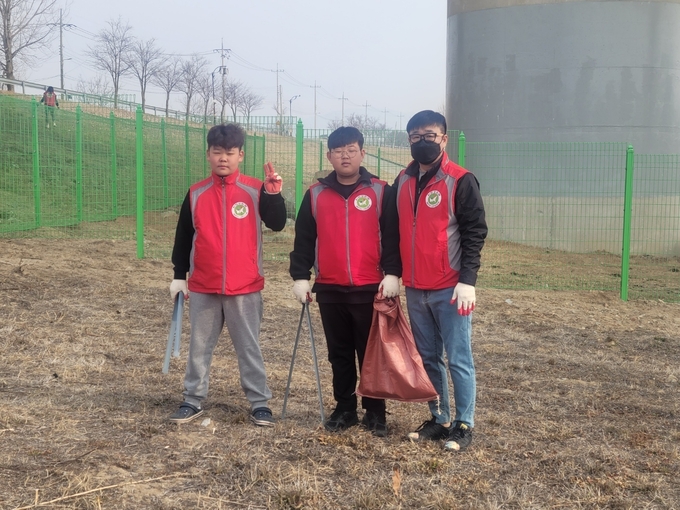 좌로부터 선산초등학교 6학년 황지환군, 선산초등학교 6학년 장주원군, 청년위원장 장성훈씨