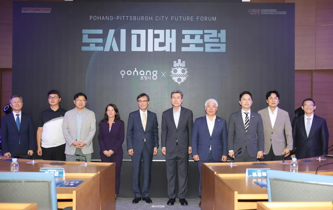 포항시는 15일 포스텍, 미국 카네기멜론대학과 함께 '기술과 도시의 미래 포럼'을 포스코 국제관에서 개최했다.