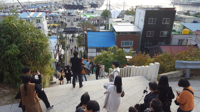 ‘동백꽃 필 무렵’ 속 배경 장소인 구룡포 일본인 가옥 거리 중앙계단