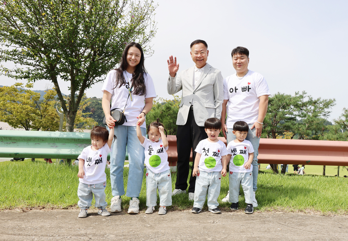 서영준씨 가족과 김재욱 칠곡군수