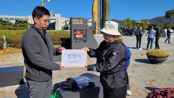 기자회견 일시: 2023년 11월 7일 화요일 11시. 장소: 용산 대통령실 앞 보건학문&인권연구소 성명서발표