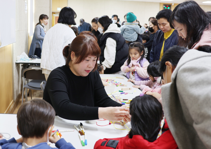 자원봉사자의 도움으로 만들기 체험이 열렸다