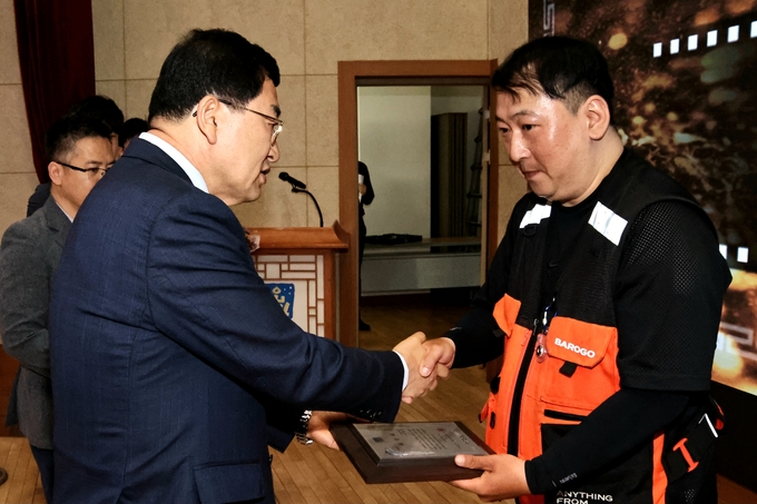 주낙영 경주시장이 5일 시청 알천홀에서 응급조치로 시민의 소중한 생명을 구한 이태훈(34)씨에게 표창장을 전달하고 있다.