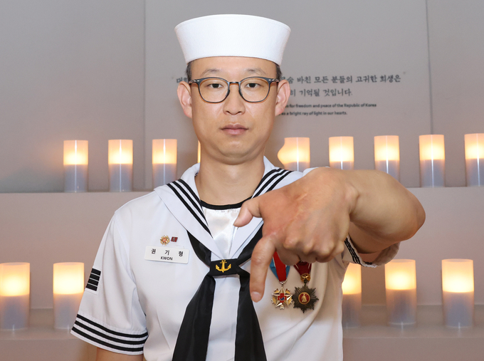 권기형 씨는 지난 26일 제2연평해전(6월 29일) 22주년을 사흘 앞두고 칠곡호국평화기념관에서 현역 때 입던 정복 차림으로 한반도의 평화를 기원하며‘럭키칠곡 포즈’를 취했다.