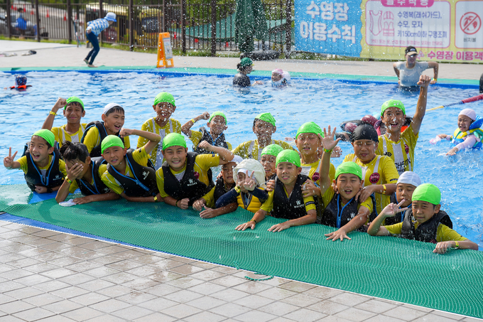 경주 화랑마을은 45일 동안 문무야외수영장을 운영하며 9691명의 방문객을 기록했다고 27일 밝혔다. 사진은 문무야외수영장 운영 모습