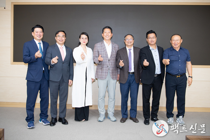구미시장 면담 주요인사 사진 최좌측 윤재호 회장 시장 좌측 두번째베트남경제개발연구소장 응웬 쫑 위엔 시장 우측 베트남 경제개발연구소 과학위원회 의장 황 반 푸 최우측 박항서 감독