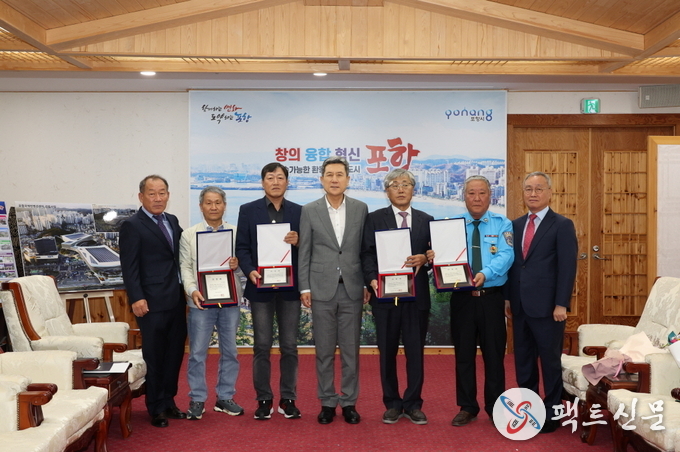 이강덕 포항시장은 21일 대구-광주 고속도로 교통사고 화재 현장에서 차량의 운전자를 구조하고 사고현장을 수습한 개인택시기사 4명에게 표창을 수여했다.