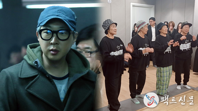 영화 써니의 강형철 감독(왼쪽)과 장례식장에서 추모 공연을 펼치고 있는 수니와칠공주