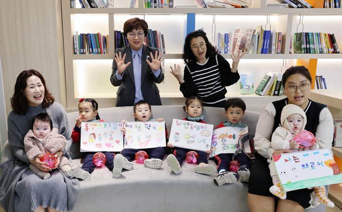 김예빈·임지완·신시아·정예준(사진 왼쪽으로부터) 어린이는 지난 9일 부모님으로부터 받은 용돈을 아껴가며 고사리손으로 모은 2만 7천을 칠곡군청에 기탁했다.