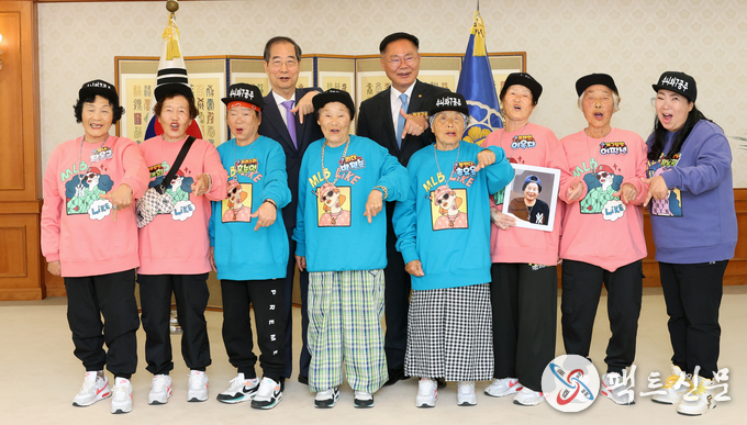 한덕수 총리가 외국 정상 등 귀빈을 맞는 국무총리 접견실에서 김재욱 칠곡군수와 수니와칠공주 할머니들과 럭키 칠곡 포즈를 하며 기념 촬영을 하고 있다