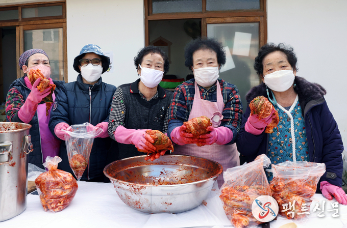 칠곡할매래퍼 그룹‘텃밭 왕언니’가 독거노인들에게 전달할 김치를 담그고 있다