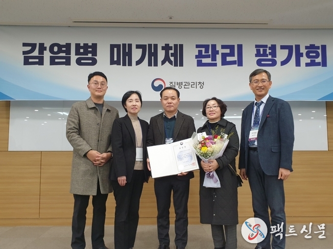 왼쪽에서 두번째 여성(김감정-질병관리청 진단분석국장) 오른쪽 첫번째 남성(이희일-질병관리청 매개체분석과장)이외 3명은 모두 감염병관리과 팀장