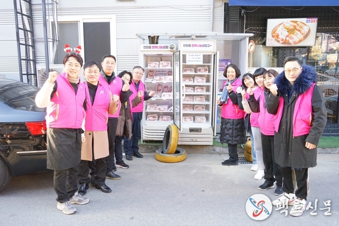행사에 도움을 준 진평상가번영회와 지역사회보장협의체 회원들