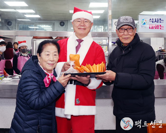 칠곡군 무료 급식소 칠곡사랑의집을 이용하는 어르신들이 지난 24일 자신보다 어려운 이웃을 돕기 위해 모은 지폐와 동전 110만 원을 김재욱 군수에게 전달하고 있다.