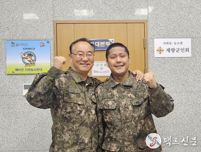 이태성 예비군 지휘관과 권진원 상병이 다정한 모습으로 사진을 촬영하고 있다