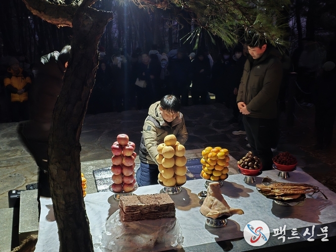 기원제중인 천생산성보존회 이정헌 회장