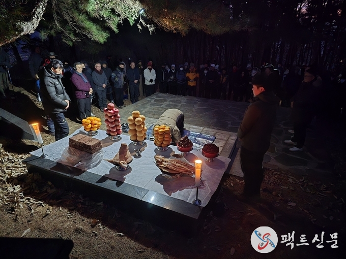 기원제중인 천생산성보존회 이정헌 회장