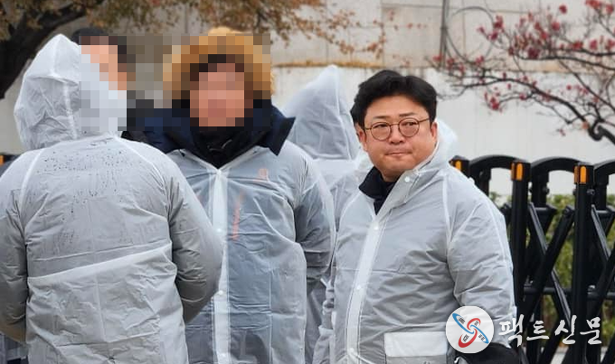 1월6일 오전 강명구 국회의원과 국민의힘 의원들이 윤석열대통령 관저에서 공수처의 체포행위를 대비해 온몸으로 저지하고 있다.
