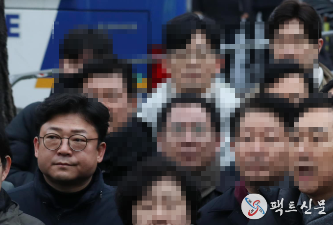 1월6일 오전 강명구 국회의원과 국민의힘 의원들이 윤석열대통령 관저에서 공수처의 체포행위를 대비해 온몸으로 저지하고 있다.
