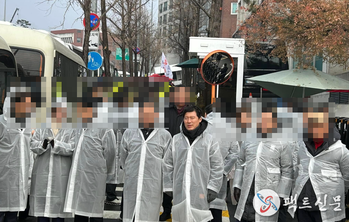 1월6일 오전 대통령 관저 앞에서 구자근의원이 국민의힘 수명의 의원들과 공수처의 불법체포를 저지하는중이다.