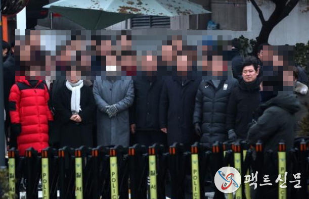 1월6일 오전 대통령 관저 앞에서 구자근의원이 국민의힘 수명의 의원들과 공수처의 불법체포를 저지하는중이다.