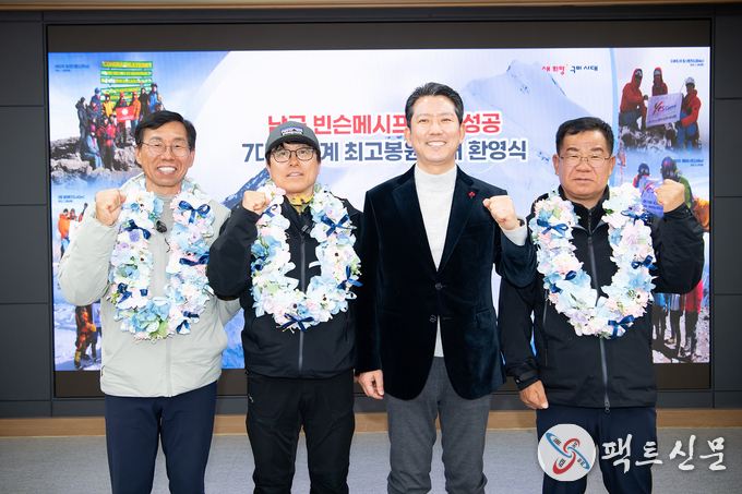 남극 원정대원(왼쪽부터 차례로 백종득(5회 참여) 장헌무(7대륙 원정 모두 참여 7회) 김철영(4회 참여)