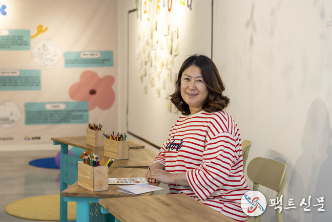 칠곡의 생활예술 교육 단체‘놀배즐’서정은 대표가 전시 공간에서 환하게 미소 짓고 있다. 놀배즐은 공예 체험, 전시, 노인 교육 등을 아우르며 지역 문화 생태계 확산에 앞장서고 있다.