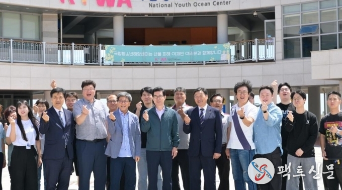 김광열 영덕군수가 해양센터 직원을 격려하고 기념사진을 찍고 있다. <사진= 국립청소년해양센터 제공>