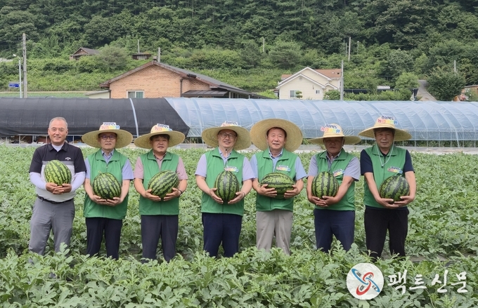 봉화_재산지구_참여농가_-_관계자_기념촬영(오른쪽_3번째_봉화군수__4번째_김주령_도_농축산유통국장__5번째_박창욱도의원)