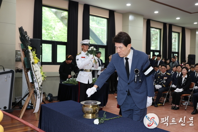 포항시가 11일 북구 용흥동 학도의용군 전승기념관에서 ‘제69회 전몰학도의용군 추념식’을 거행했다.