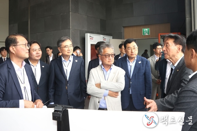 13일 경주화백컨벤션센터(HICO)에서 열린 APEC 정상회의 준비 현장 점검에서 조현 외교부 장관이 김석기 국회 외통위원장의 설명을 듣고 있다.