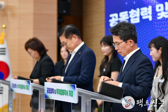 경상북도-영주시-한국동서발전 간 투자양해 각서 서명을 하고 있다(왼쪽부터 양금희 경북도 경제부지사, 권명호 한국동서발전 사장