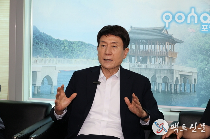 이강덕 포항시장은 10일 시청 브리핑룸에서 이달 초 미국과 유럽 방문 성과를 설명하며 포항 철강산업과 지역경제 살리기 위한 모든 노력을 다하겠다고 밝혔다.