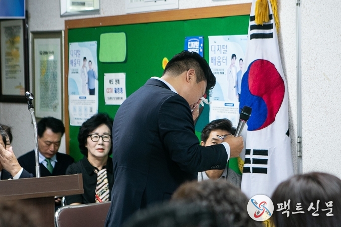 눈물을 훔치는 강명구 국회의원
