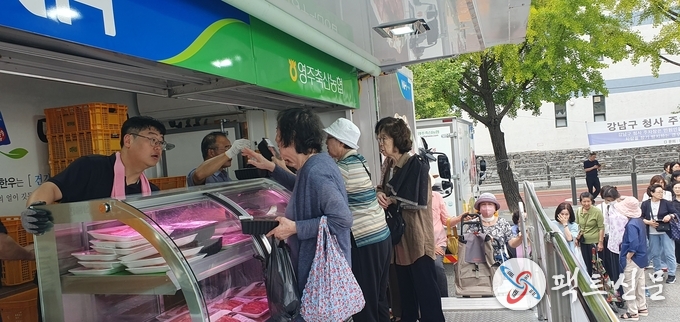 사람들이 영주축협에서 한우를 구입하고 있다