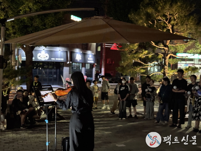 제일교회에서 열린 바이올린 로드 버스킹을 감상하고 있다