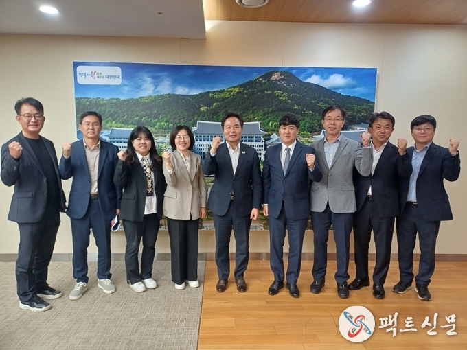 김학홍 경상북도 행정부지사와 함께 단체사진