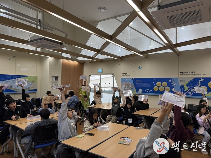 독도지형 만들기 후 기념사진을 찍고 있다.<br>
<사진= 국립청소년해양센터 제공>