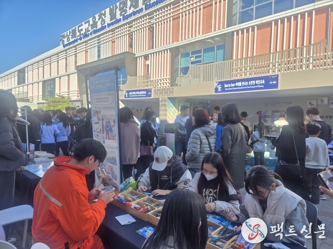 업사이클 재로로 해양생물 액자 만들기를 하고 있다.<br>
<사진= 국립청소년해양센터 제공>