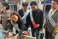 포항시의회 경제산업위원회, “한가위 맞이 전통시장 장보기 행사”실시