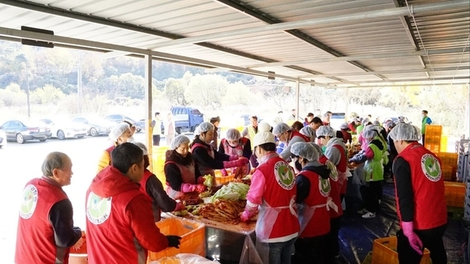 구미버스 조원준 대표, 직접 키운 배추로 2천만원 상당 김장김치 나눔