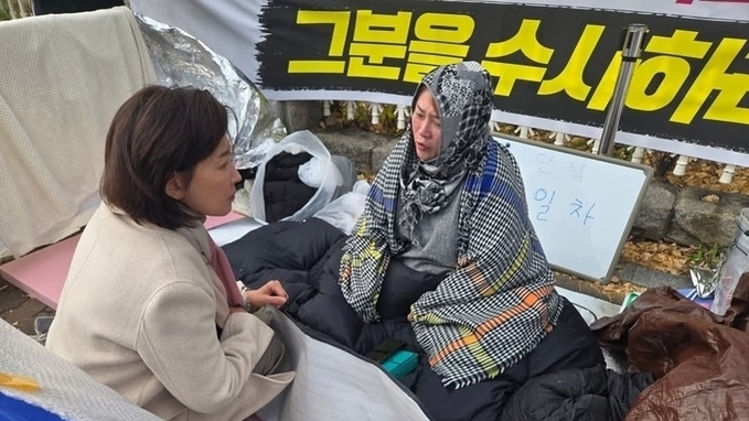 [칼럼] 누가 평범한 가정주부를 아스팔트로 내몰았는가, 국회는 도대체 언제까지 숨을 것인가