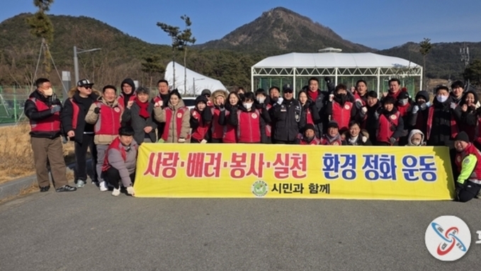 구미시, 아이 손잡고 나온 환경정화… ‘시민과함께’ 2026년 첫 봉사로 구미 학서지 생태공원을 쓸어 담다.