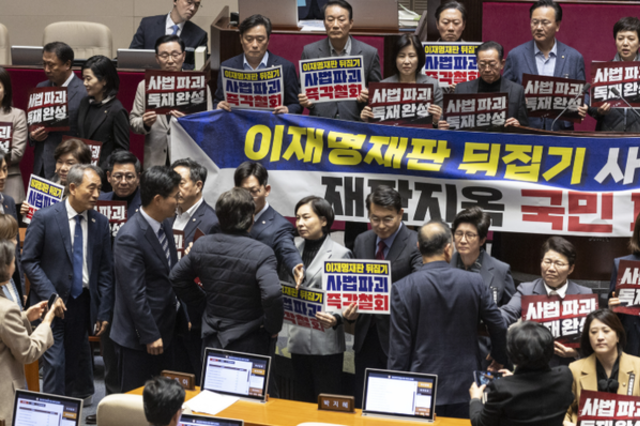 [칼럼] ‘필리버스터’라는 한가한 연극을 끝내고, 목숨 건 투쟁에 나서라