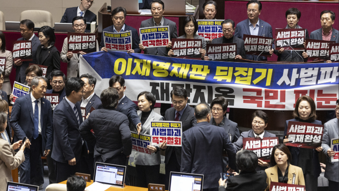 [칼럼] ‘필리버스터’라는 한가한 연극을 끝내고, 목숨 건 투쟁에 나서라